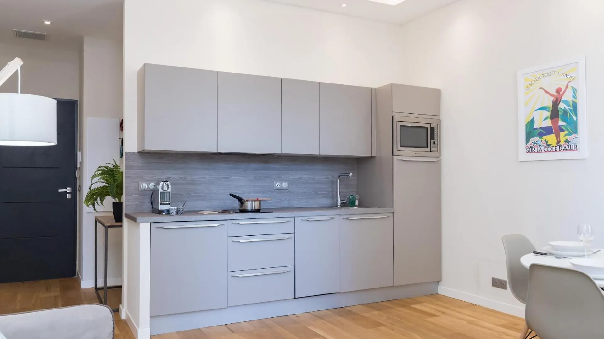 Brand New 1 Bdr Place Du Pin Νίκαια