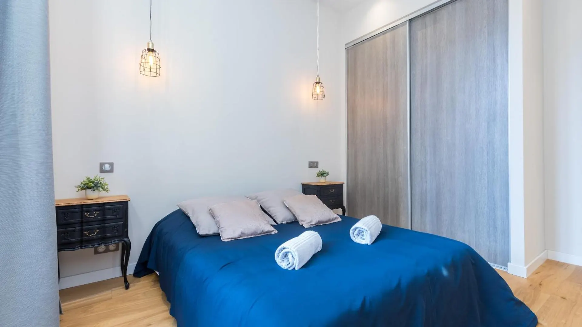 Brand New 1 Bdr Place Du Pin Νίκαια